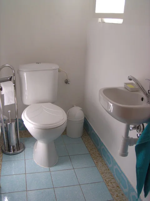 Samostatné WC s umyvadlem