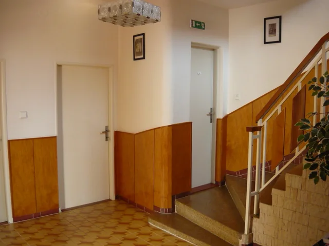 Přízemní hala a dřevěné schodiště