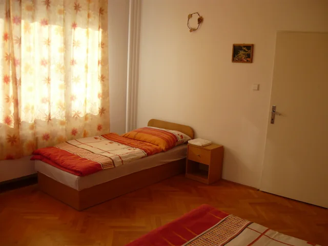 Pokoj se samostatným lůžkem u okna