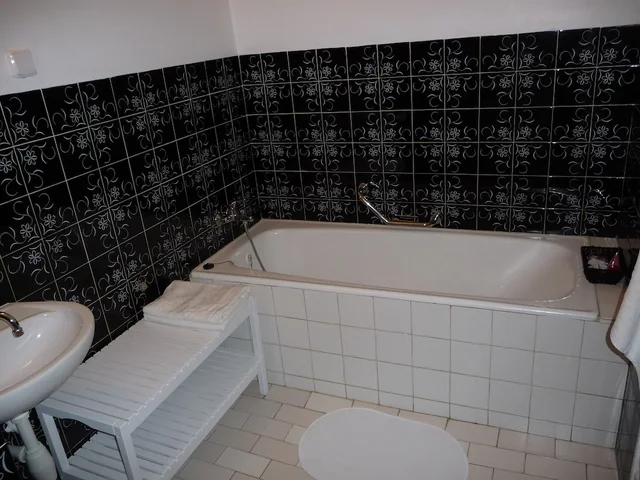 Starší fotografie koupelny před rekonstrukcí