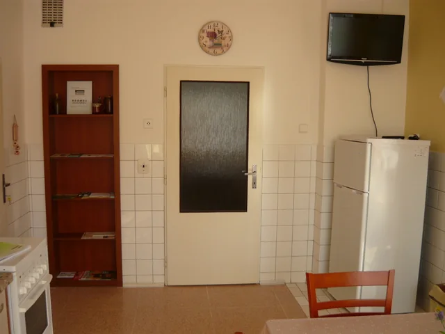 Kuchyně s lednicí, mikrovlnnou troubou a televizí