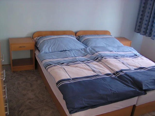 Dvoulůžkový pokoj s modrým povlečením