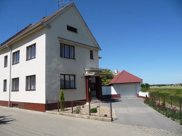 Budova penzionu Lácary od vstupu
