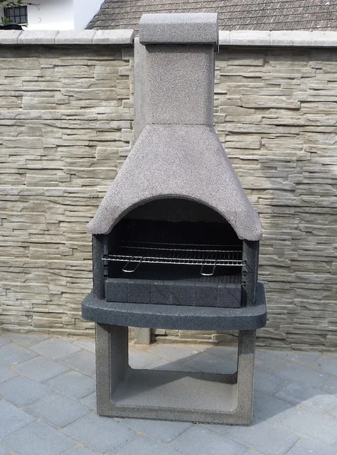 Zahradní gril na dvoře