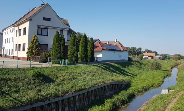 Penzion Lácary při pohledu od mostu přes potok