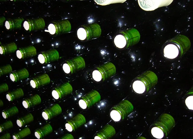 Lahve vína uložené ve vinném sklepě
